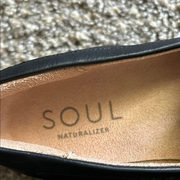 SOUL Naturalizer Black Loafers with Gold Chain - Picture 7 of 9